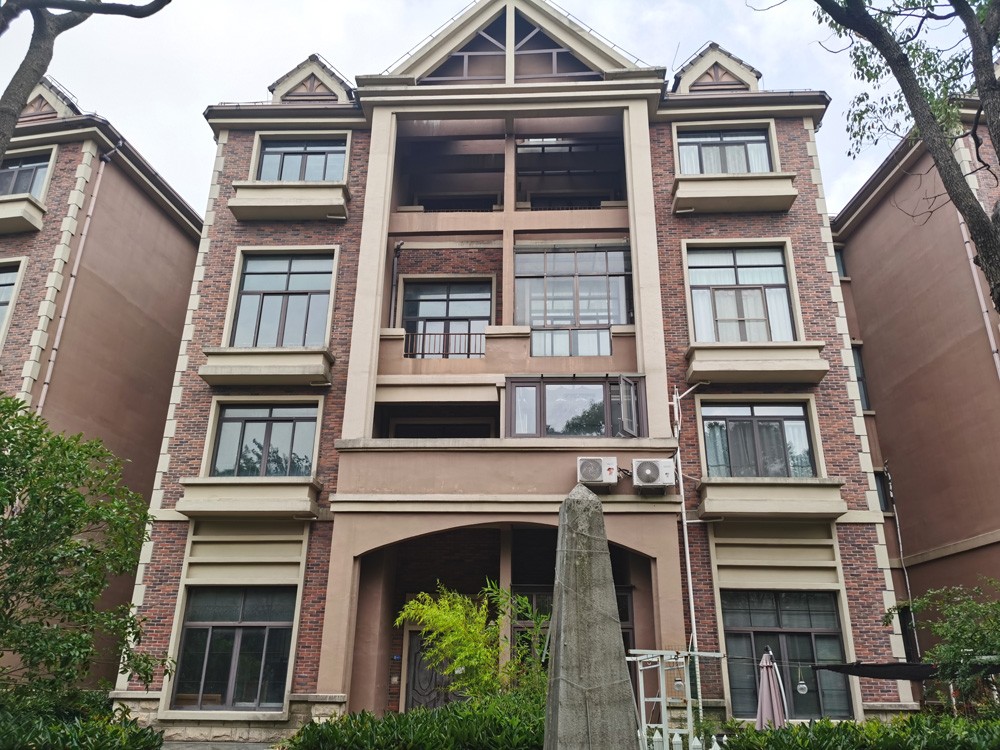 上海市奉贤区世茂爱马尚郡2栋1F 