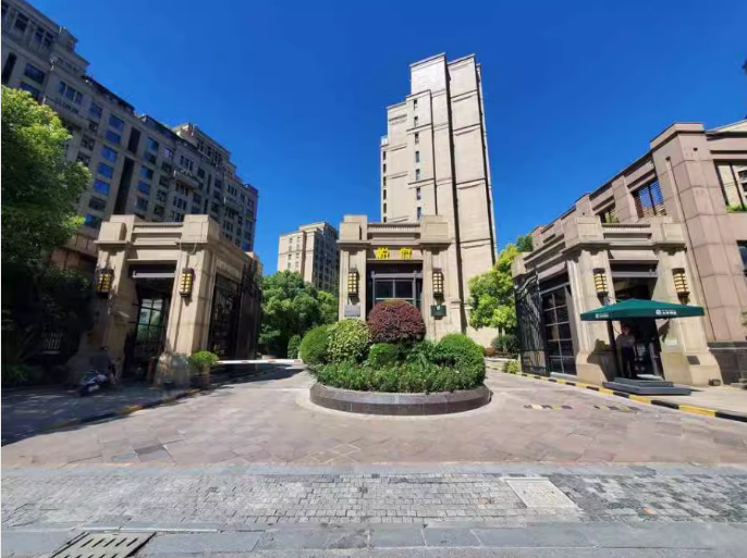 上海市浦东新区大华锦绣华城悦府25栋8F及屋内部分动产 