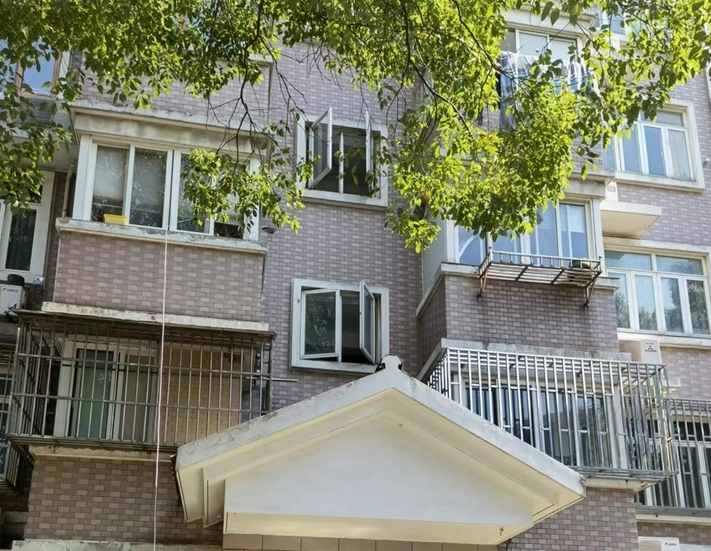 上海市闵行区金虹桥井亭苑75栋5F 