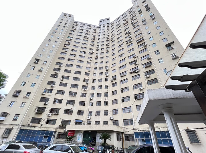 上海市宝山区共和小区163栋6F 