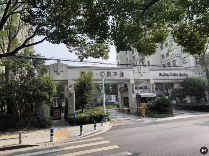 上海市金山区宝华铂翠豪庭15栋3F 