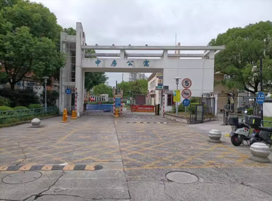 上海市嘉定区中房公寓68栋1F 