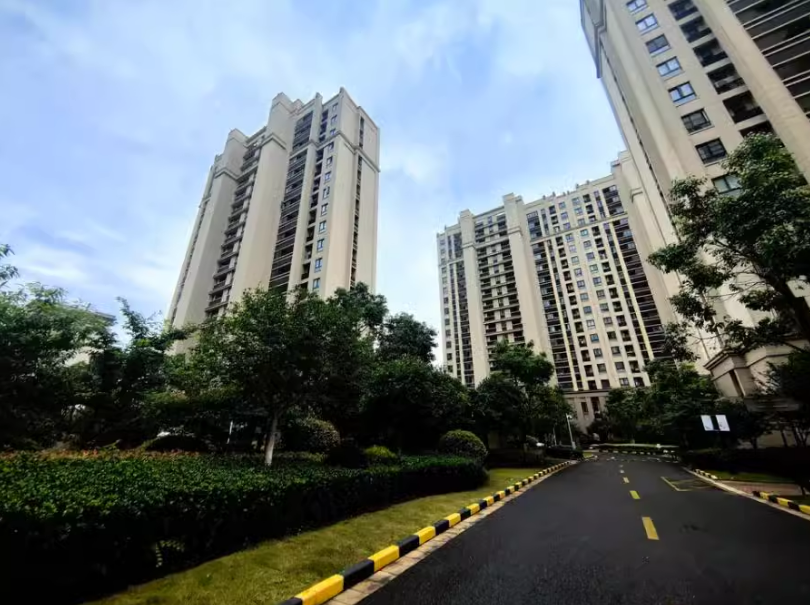 上海市金山区红星紫郡8栋1F 