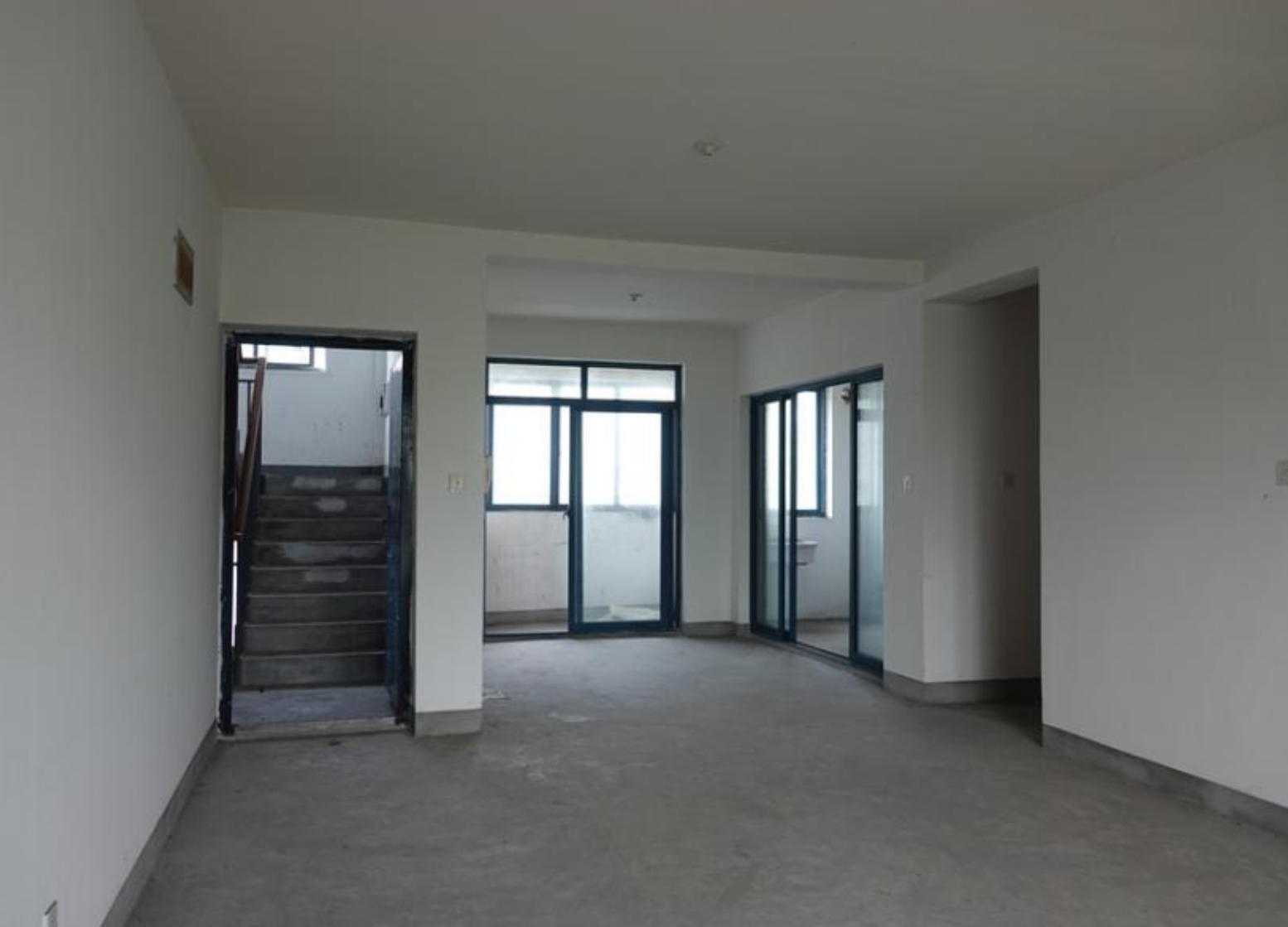 上海市奉贤区海韵馨苑166栋3F 