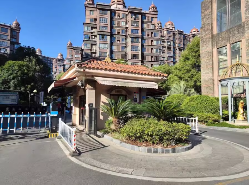 上海市奉贤区恒盛湖畔豪庭5栋5F 