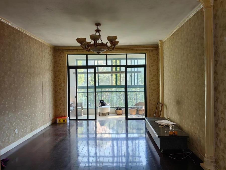 上海市金山区棕榈湾花园5栋4F 