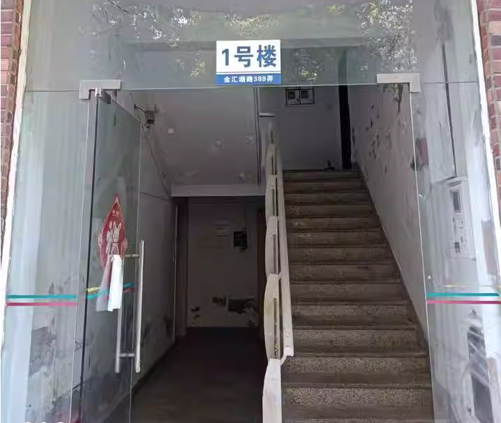 上海市奉贤区棕榈滩商住房1栋4F及4处储藏室 