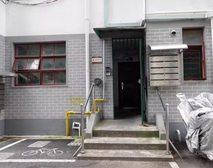 上海市崇明区西门北村34号208室 