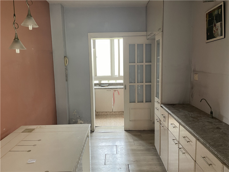 上海市静安区三泉安居苑8栋4F 