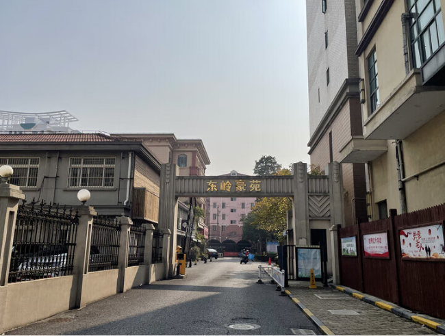 上海市金山区东岭豪苑1栋7F 