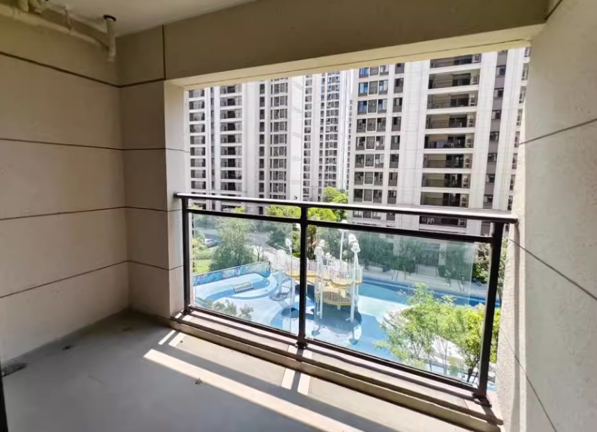 上海市金山区铂翠廷93栋5F 