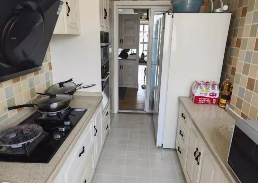 上海市金山区郁金香庭16栋11F 