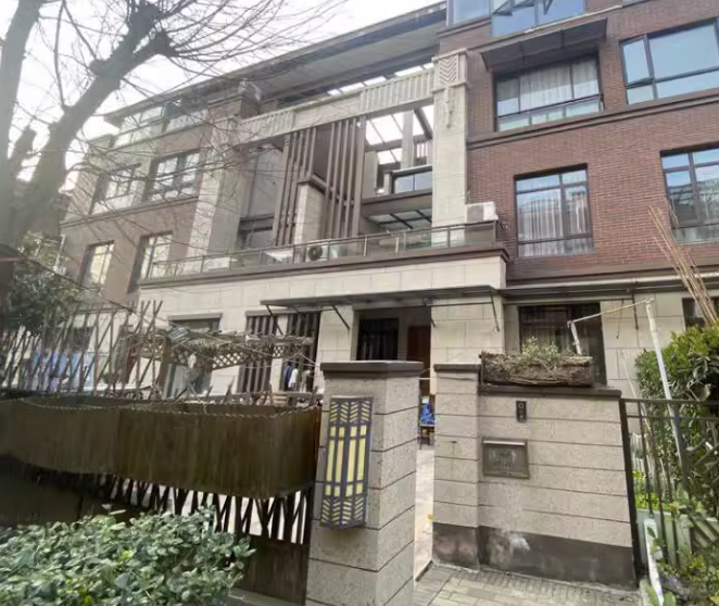 上海市嘉定区河畔艺墅62栋1F及地下1F车位 