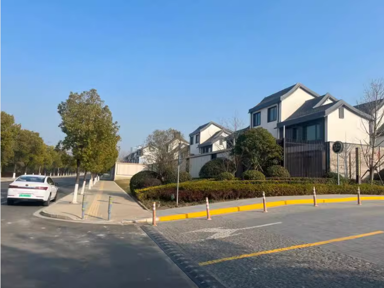 上海市闵行区城开云外257号1-3层 