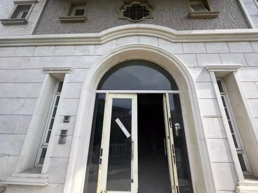 上海市金山区天鸿苑朱泾镇92栋 