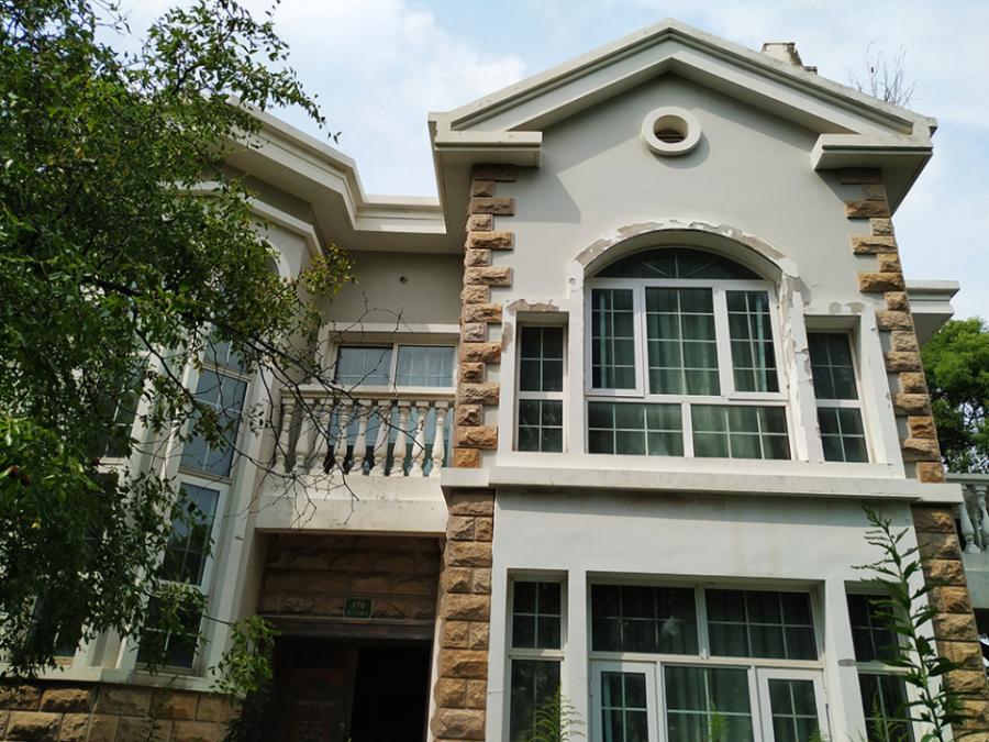 上海市松江区乔爱别墅476栋及室内的电视机等物品 