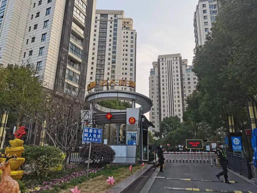 上海市松江区东鼎名人府邸1栋25F及房屋内的家具 