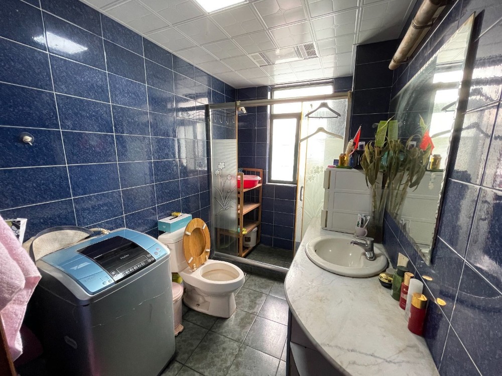 上海市闵行区九方家园42栋6F 