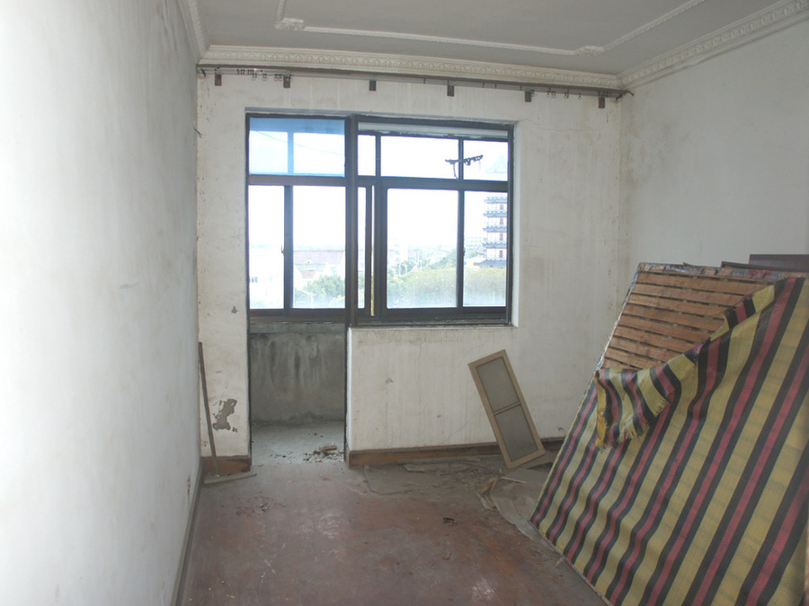 上海市奉贤区盘龙小区1栋5F 