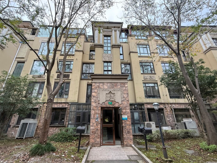 上海市崇明区瀛通金鳌山公寓67栋1F 