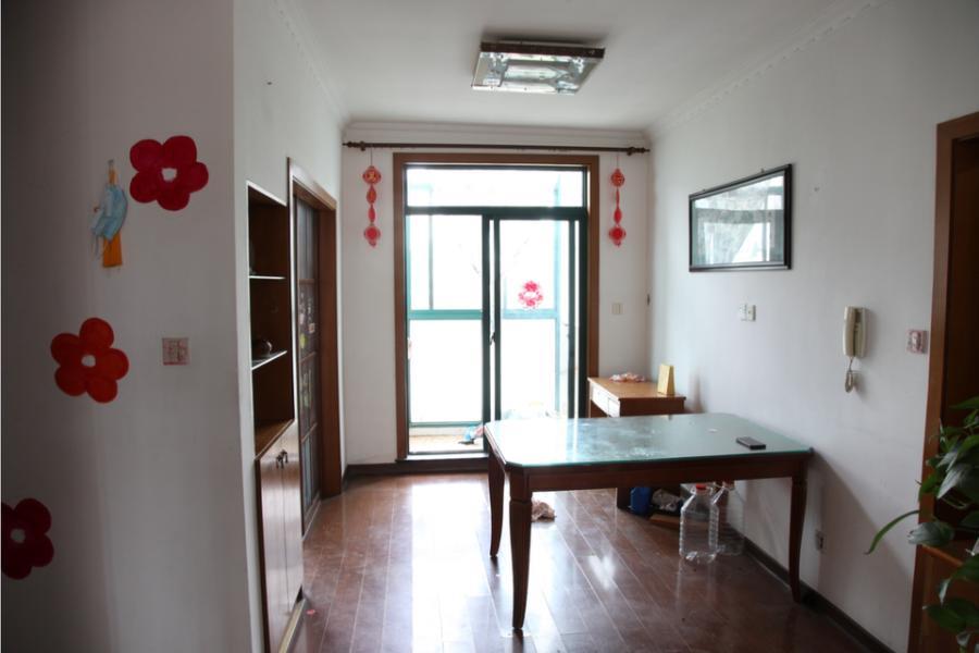 上海市松江区江秋新苑540栋5F 