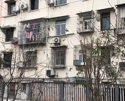 上海市虹口区大二小区2栋1F 