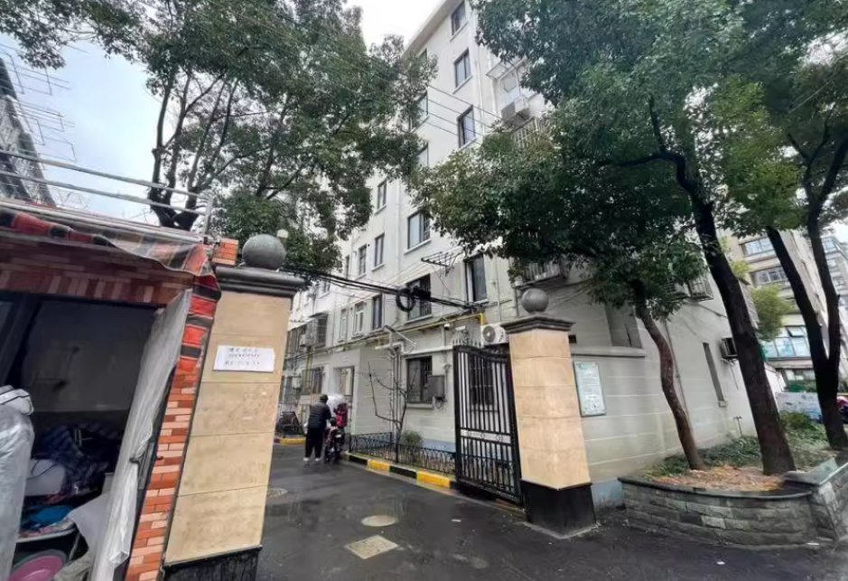 上海市长宁区长顺路50弄小区3栋3F 