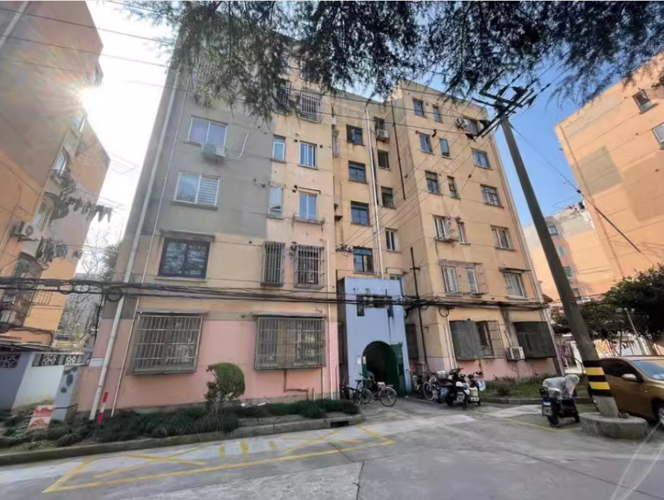 上海市宝山区临江三村10栋2F 