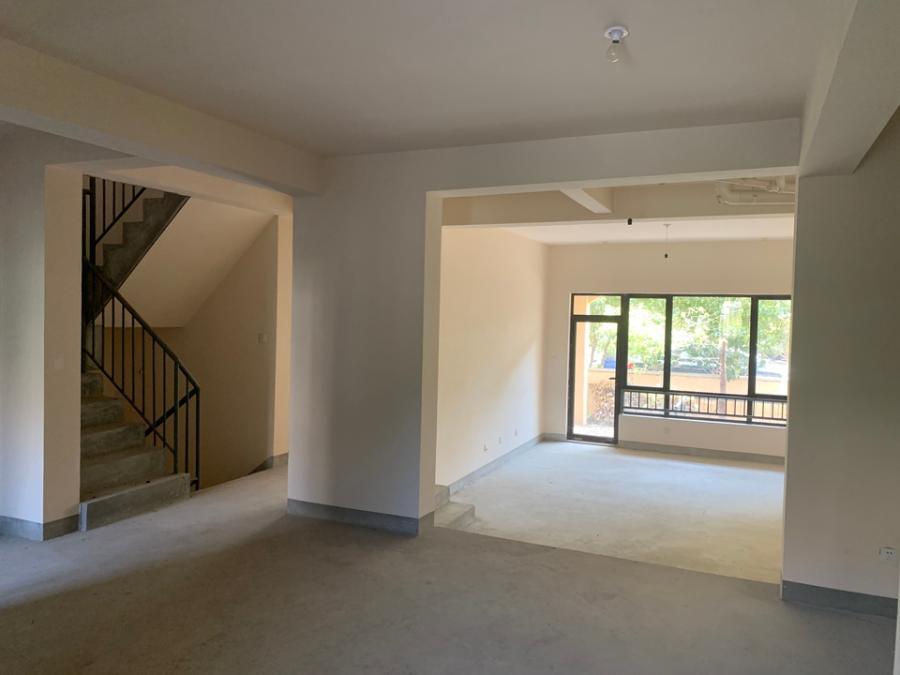 上海市崇明区凤凰花苑10栋1F 