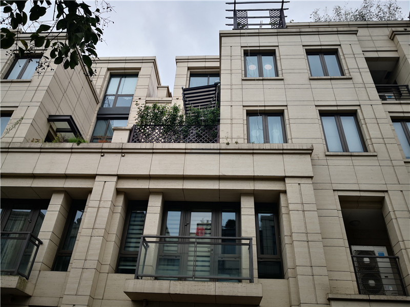 上海市浦东新区仁恒森兰雅苑61栋1F 