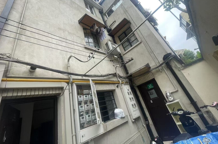 上海市徐汇区新乐路44弄小区11栋3F前间等 