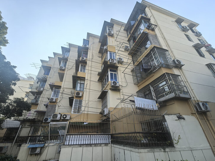 上海市徐汇区长桥四村55栋5F 