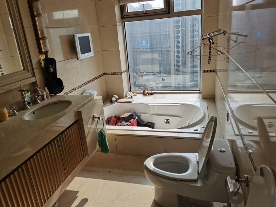 上海市浦东新区世茂滨江花园9栋20F 