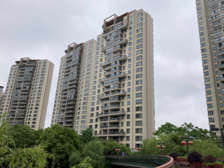 上海市浦东新区仁恒河滨城6栋18F及车位等 