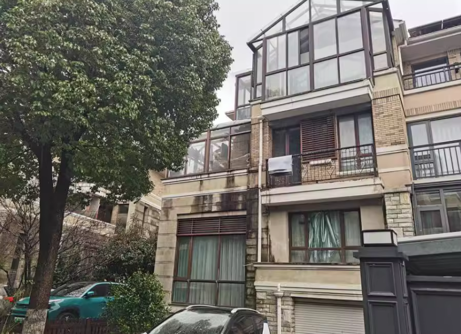 上海市松江区依云听香园251栋 