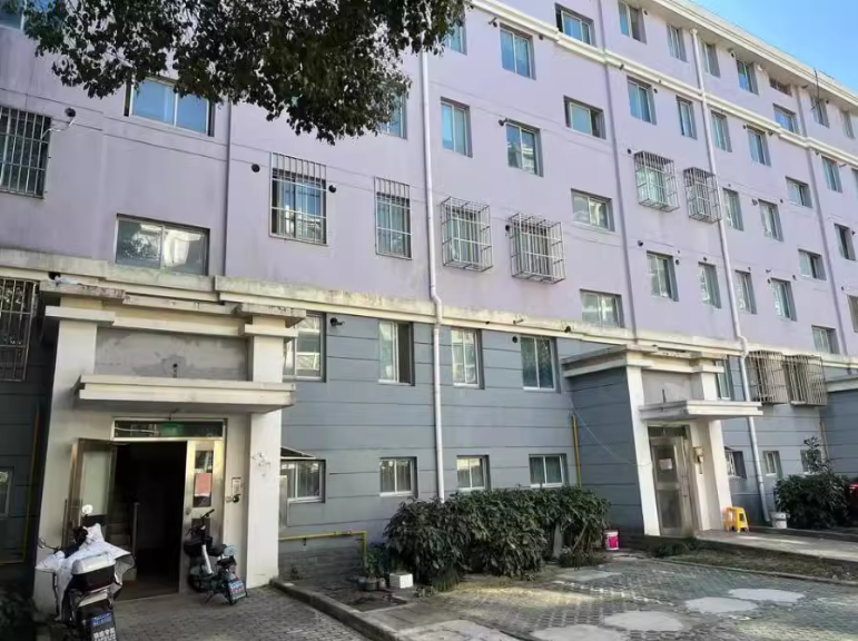 上海市浦东新区西门锦绣苑4栋1F 