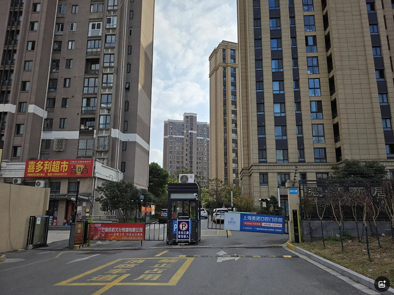 上海市嘉定区盐湖新居5栋18F及室内所有物品 