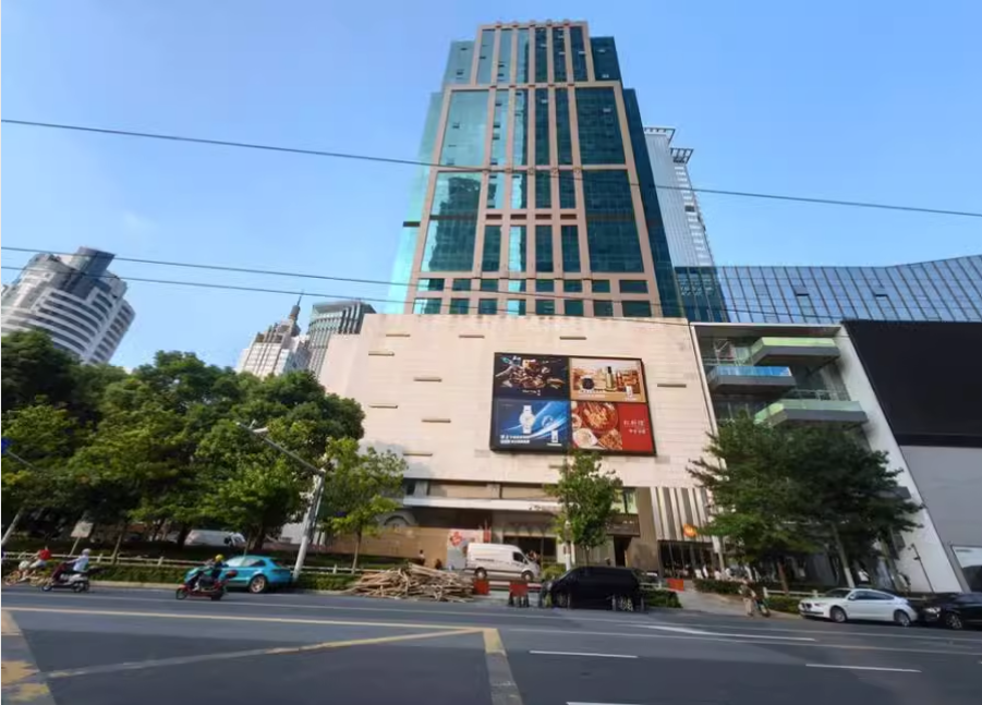 上海市静安区骏豪国际288栋17F及房屋内的沙发等物品 