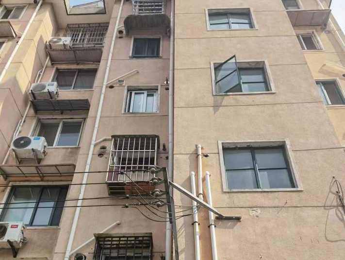 上海市宝山区呼玛三村289栋6F 