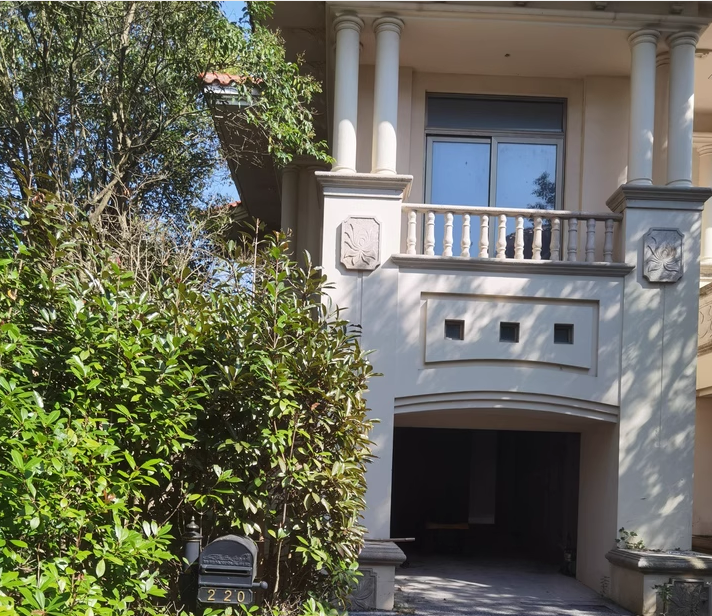 上海市奉贤区棕榈滩高尔夫别墅220栋全幢 