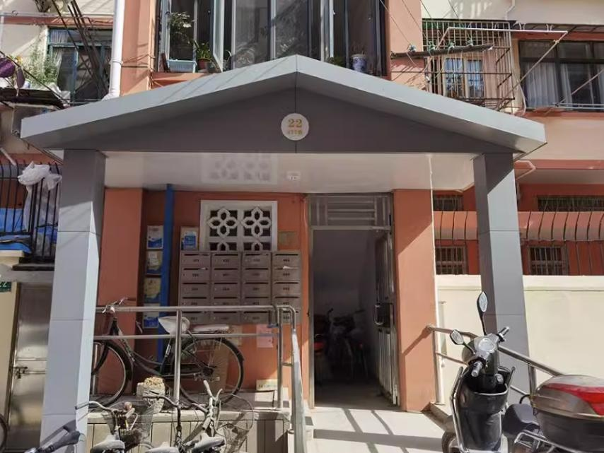 上海市长宁区虹纺小区22栋6F 