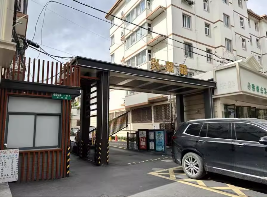 上海市徐汇区兴荣苑1栋4F 