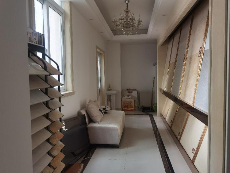 上海市金山区御景龙庭395栋1F 