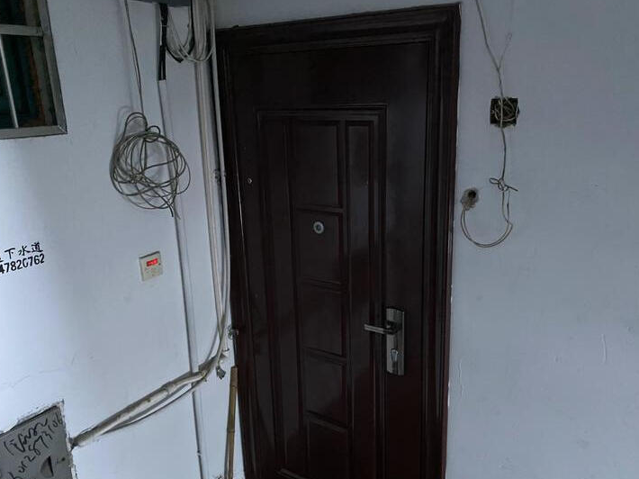 上海市宝山区通河九村133栋5F 