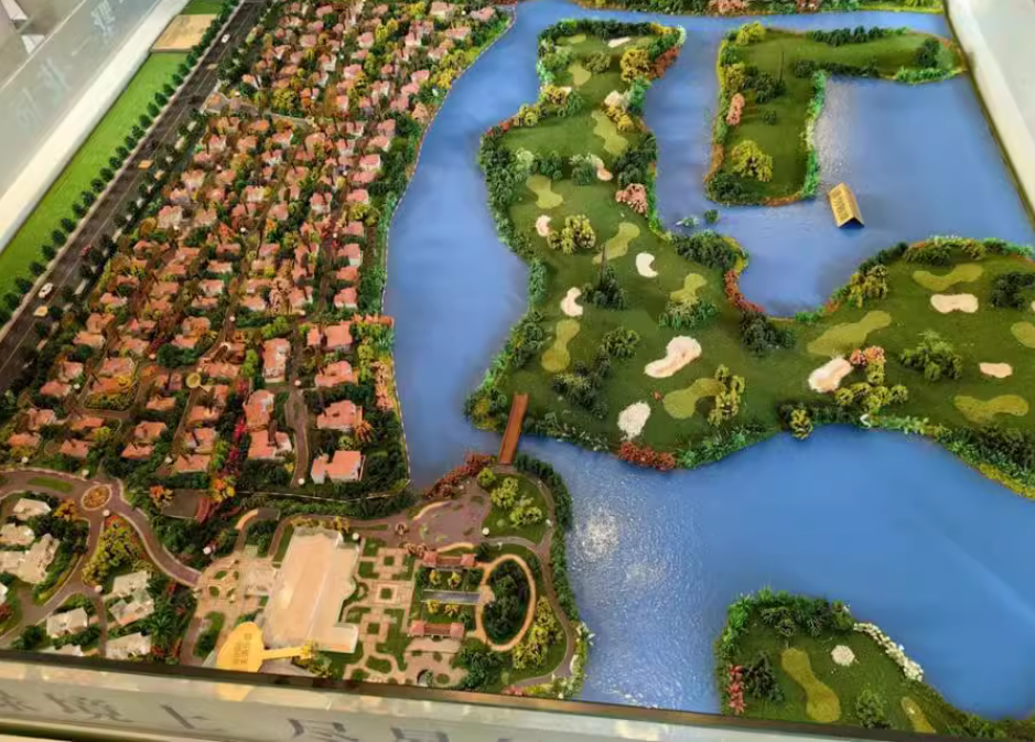 上海市崇明区览海高尔夫社区别墅A区揽海路4套商铺及30套花园住宅 