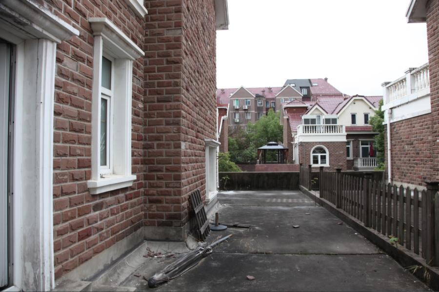 上海市浦东新区锦三角花园9栋全幢及地下层 