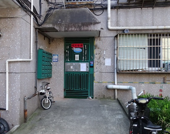 上海市静安区三泉前进公寓2栋4F 