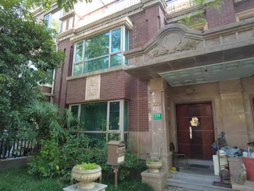 上海市浦东新区四季雅苑229栋1-2F及固定装修 