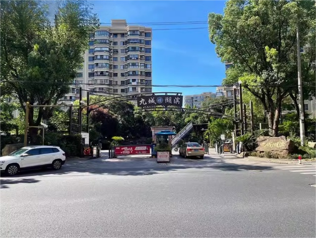 上海市松江区九城湖滨93栋1F 