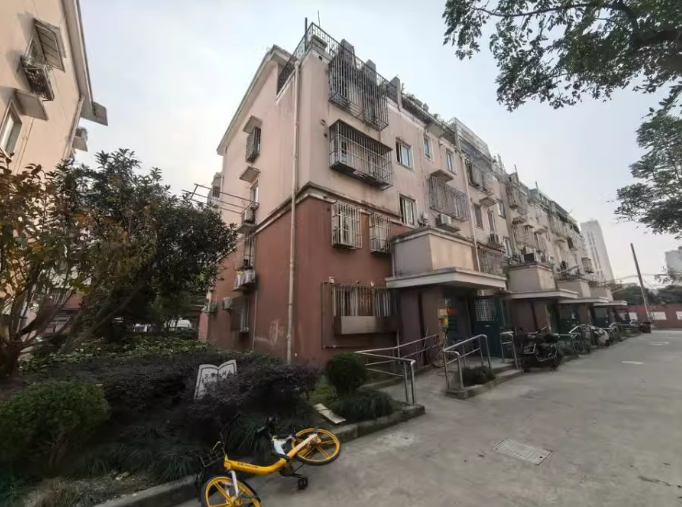 上海市闵行区汽轮三村33栋4F及家具家电等 